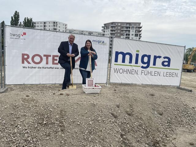 Ein besonderer Fokus lag beim Spatenstich am Montag natürlich auch auf dem sozialen Aspekt – das betonten Bezirksvorsteher Ernst Nevrivy und Wohnbau- und Frauenstadträtin Kathrin Gaál (beide SPÖ). | Foto: Luise Schmid