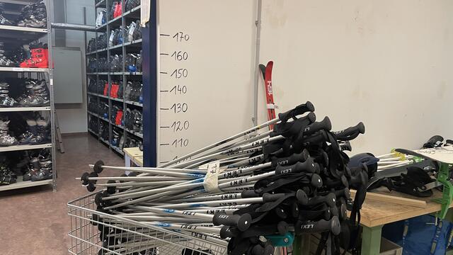 Neben Ski und Schuhen dürfen auch die Stecken nicht fehlen. | Foto: Kathrin Klemm/RMW