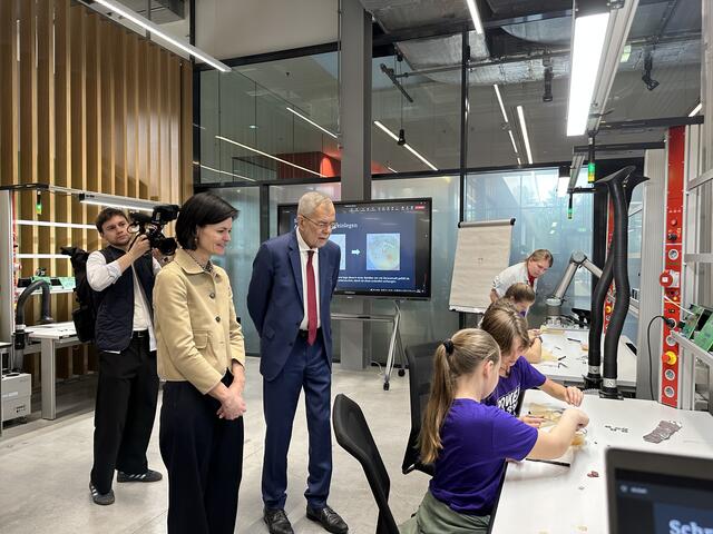 Der Österreichische Bundespräsident Alexander Van der Bellen besuchte das Unternehmen Fronius in Sattledt, um sich ein Bild über den Betrieb und die Produktion zu machen.