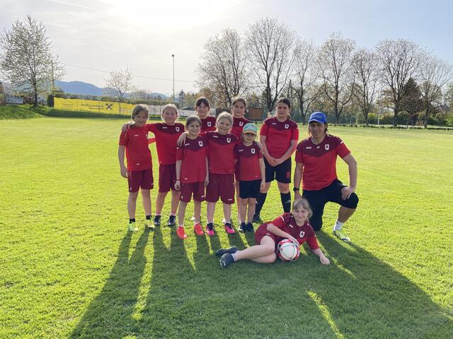 Die U9- und U10-Mädchenmannschaft der Sportfreunde Rückersdorf trainiert gemeinsam in einer Trainingsgruppe zweimal in der Woche. | Foto: RegionalMedien