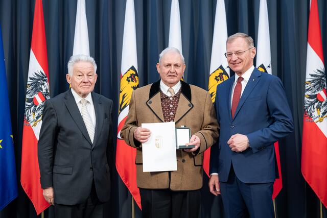 Seniorenbundobmann Josef Pühringer und Landeshauptmann Thomas Stelzer gratulierten Jakob Pögl zur Verdienstmedaille. | Foto: Land OÖ