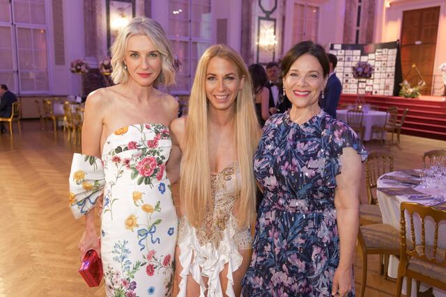 Hollywood-Star Ever Carradine (l.) und Schauspielerin Meredith Salenger (r.) schwangen mit Organisatorin Yvonne Rueff das Tanzbein. | Foto: M. Spitzauer