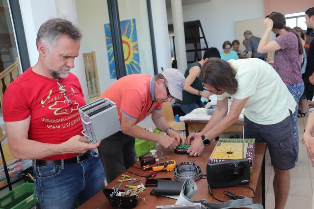 Beim Repaircafe halfen ehrenamtliche Bastler und Tüftler mit, kaputte Kleingeräte wieder zum Laufen zu bringen.  | Foto: Edith Ertl