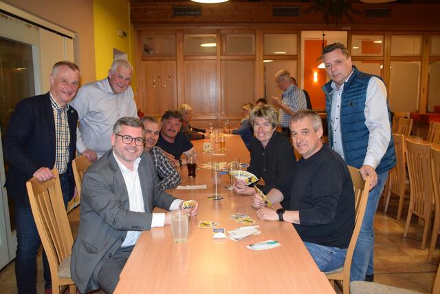 Bürgermeister Andreas Kozar, Bürgermeister Erhart Weißenböck (hinten links stehend), Landesrat Ludwig Schleritzko, Bürgermeister Manfred Zeilinger, Geschäftsführender Gemeidnerat Walter Redl, Nationalrätin Martina Diesner-Wais, Stadtrat Martin Preis und stehend: Bürgermeister Christian Dogl (v.l.) | Foto: Volkspartei NÖ