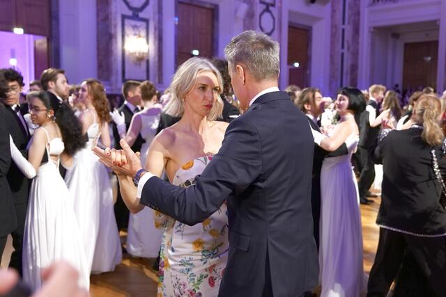 Besuch aus Hollywood: Ever Carradine aus "The Handmaids Tale" unterstützt die Krebshilfe. Hier mit Alfons Haider. | Foto: M. Spitzauer