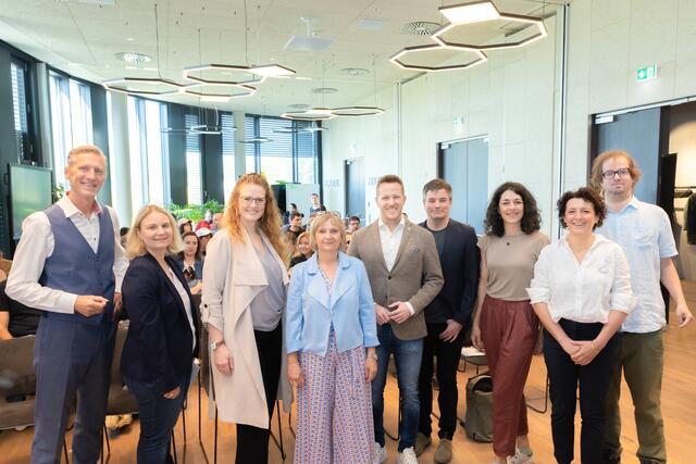 Trafen sich zur Diskussion (v.l.): Moderator Oliver Zeisberger, NAbg. Martina Kaufmann (ÖVP) und NAbg. Fiona Fiedler (Neos), LAbg. Claudia Klimt-Weithaler (KPÖ), LAbg. Patrick Derler (FPÖ), LAbg. Wolfgang Moitzi (SPÖ) und LAbg. Sandra Krautwaschl (Grüne) sowie LebensGroß-Geschäftsführerin Susanne Maurer-Aldrian und Moderator Lukas Kupfersberger. | Foto: Konstantinov
