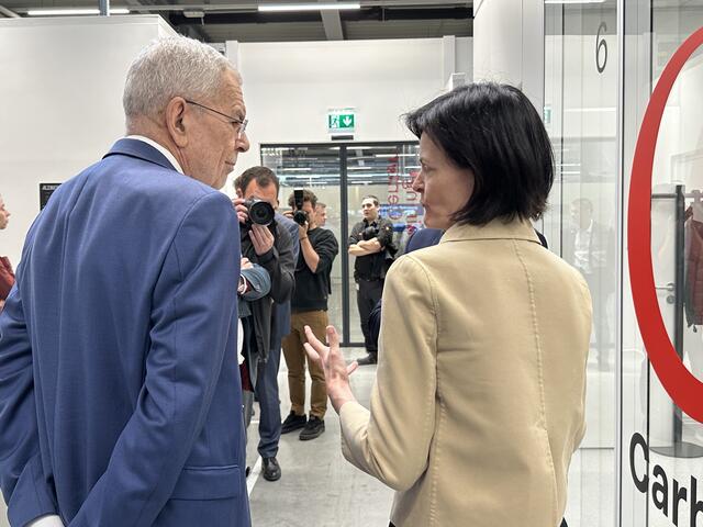 Der Österreichische Bundespräsident Alexander Van der Bellen besuchte das Unternehmen Fronius in Sattledt, um sich ein Bild über den Betrieb und die Produktion zu machen.
