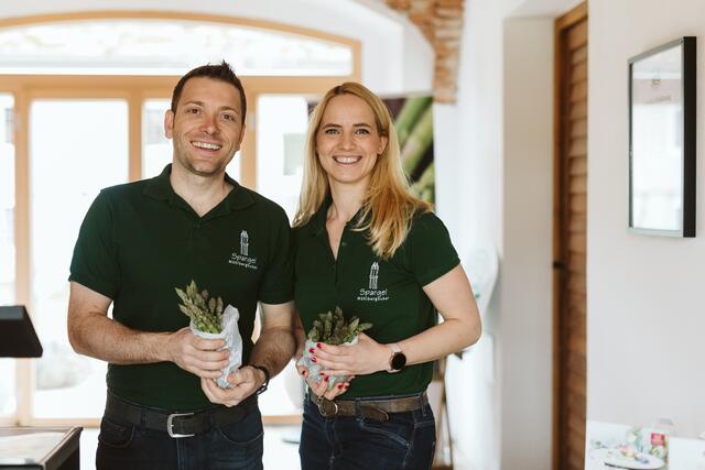 Rudolf und Stephanie Mühlberghuber bauen ihren Spargel unter anderem auch in Kronstorf an.  | Foto: Mühlberghuber