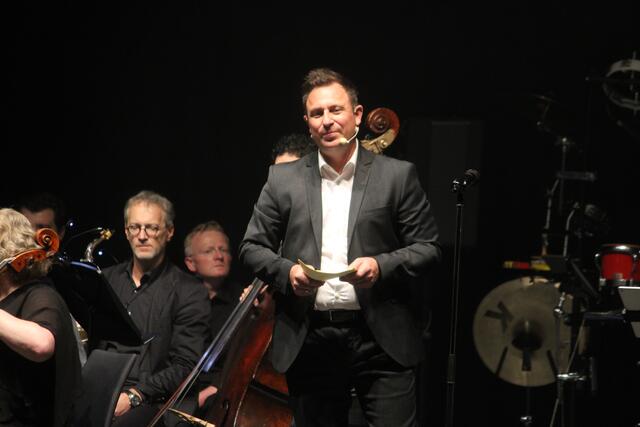 Thomas Karner führte durch den Abend und erzählte zwischen den Hits mehr über die Karriere der vier Schweden. | Foto: RegionalmedienSteiermark/Hofmüller