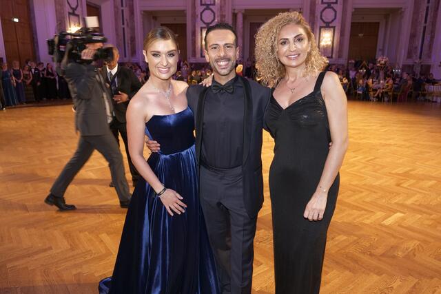 Prominent besetzter Ball: Rennfahrerin Corinna Kamper, Profitänzer Danilo Campisi und Moderatorin Eser Akbaba (v. l.). | Foto: M. Spitzauer