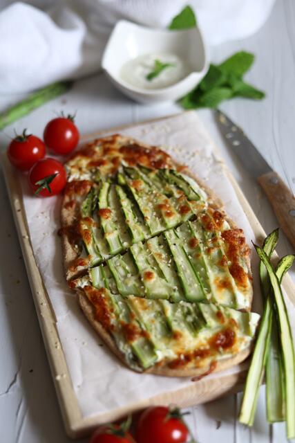Flammkuchen mit Spargel: In dem neuen Buch finden sich Rezepte für jeden Geschmack - vom gesunden Frühstück über Aufstriche, Salate, Suppen und leckere Hauptspeisen bis hin zu süßen Desserts. | Foto: Trauner Verlag