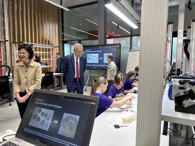 Der Österreichische Bundespräsident Alexander Van der Bellen besuchte das Unternehmen Fronius in Sattledt, um sich ein Bild über den Betrieb und die Produktion zu machen.