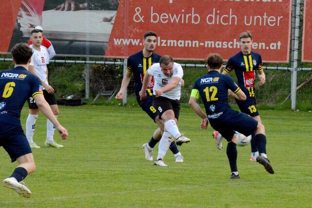 Die Fußballer aus Haslach konnten sich gegen die Gegner aus Hofkirchen durchsetzen.  | Foto: Reinhold Prem