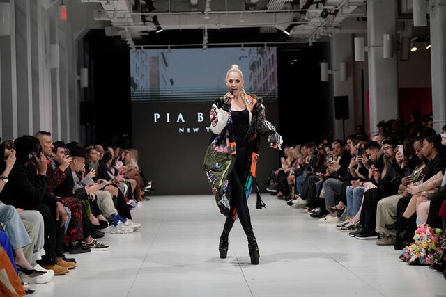 Bei der New York Fashion-Week präsentierte Beatrice Turin ihre neue Singel und trendige Mode. | Foto: Harry J. Siskind