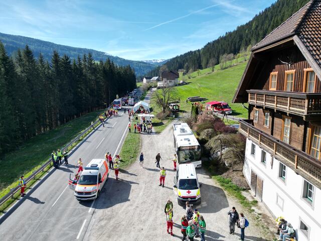 Im Bild: Die Versorgung der Verletzten aus den Drohnenperspektive | Foto: Land Salzburg/Franz Schwaighofer
