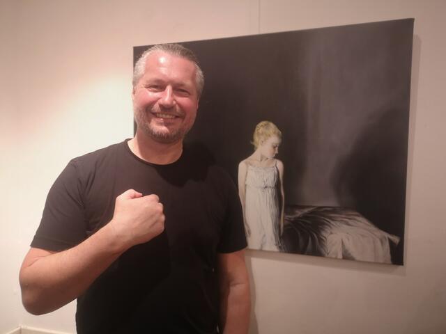 Bgm. Peter Molnar vor seinem Herz-Kunst-Werk. 