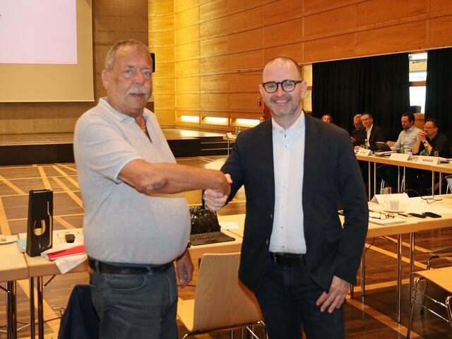 Der langjährige Vorsitzende des Fachausschusses Raumordnung, Gerhard Fritz (li.) und sein Nachfolger – der Linzer Stadtrat Dietmar Prammer. | Foto: Stadt Innsbruck/Fabian Bär