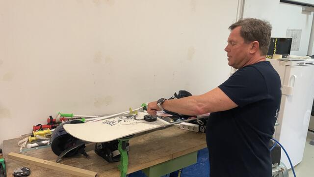 Ob Snowboard oder Ski – die Ausrüstung wird auf jedes Kind individuell angepasst. | Foto: Kathrin Klemm/RMW