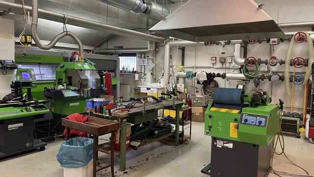 Rund 80 Ski werden pro Tag repariert und serviciert – und das von nur drei Mitarbeiter des Skimagazins. | Foto: Kathrin Klemm/RMW