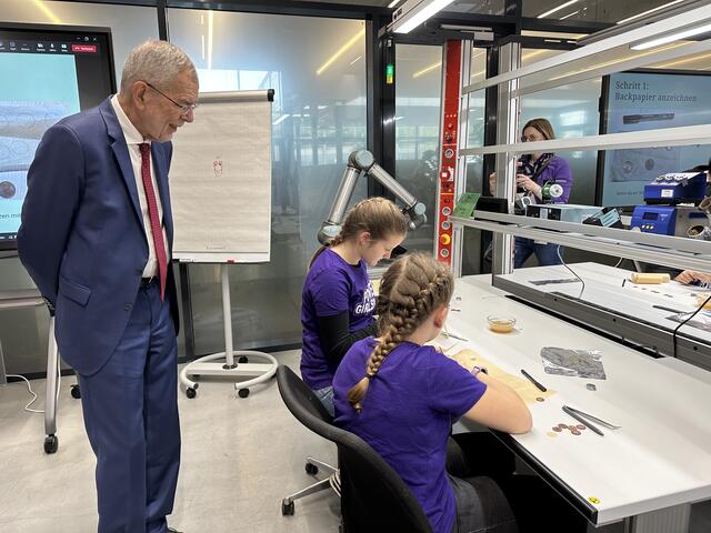 Der Österreichische Bundespräsident Alexander Van der Bellen besuchte das Unternehmen Fronius in Sattledt, um sich ein Bild über den Betrieb und die Produktion zu machen.