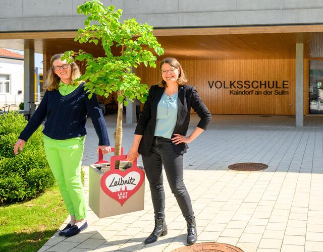 Die beiden Initiatorinnen dieser einzigartigen Kooperation mit Barbara Draxler (links) vom Vorstand der Aktionsgemeinschaft “Leibnitz lädt ein!” und Volksschuldirektorin Christine Kerngast bei ihrer Schlussbesprechung.  | Foto: Robert Sommerauer (www.pixelmaker.at)