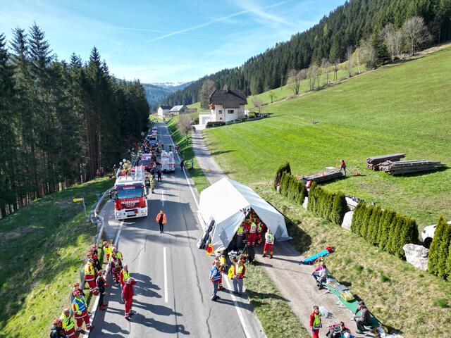 Im Bild: Die Versorgung der Verletzten aus den Drohnenperspektive | Foto: Land Salzburg/Franz Schwaighofer