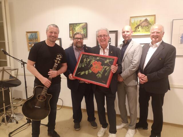 Bürgermeister Peter Molnar, Kultur Mitte-Obmann Klaus Bergmaier, Künstler Günter Herz, Kulturamtsleiter Gregor Kremser und Bürgermeister a.D. Reinhard Resch. 