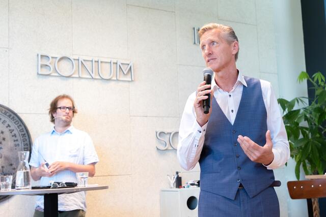 Das Moderatorenduo: Lukas Kupfersberger und Oliver Zeisberger | Foto: Konstantinov