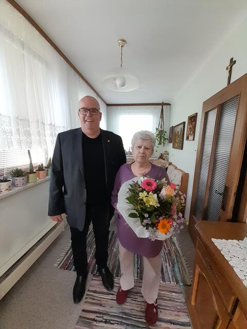Bürgermeister Robert Szekely überreichte einen Blumenstrauß und eine Ehrengabe und wünsche alles Gute. | Foto: Gemeinde