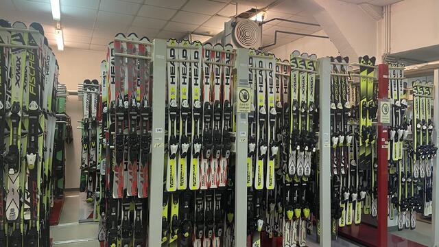 Mit rund 1.350 Ski soll für jedes Alter das passende dabei sein. In der vergangenen Saison haben Kinder von 23 Schulen das Angebot des Skimagazins in Anspruch genommen. | Foto: Kathrin Klemm/RMW