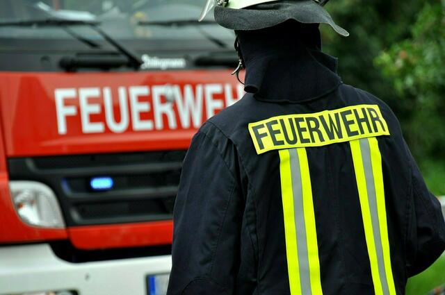 Sechs Fahrzeuge und 27 Einsatzkräfte der Feuerwehr seien vor Ort, um den Brand zu bekämpfen. (Symbolbild) | Foto: Stefan Körber/Fotolia
