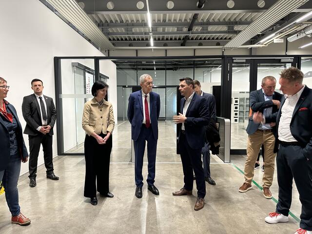 Der Österreichische Bundespräsident Alexander Van der Bellen besuchte das Unternehmen Fronius in Sattledt, um sich ein Bild über den Betrieb und die Produktion zu machen.