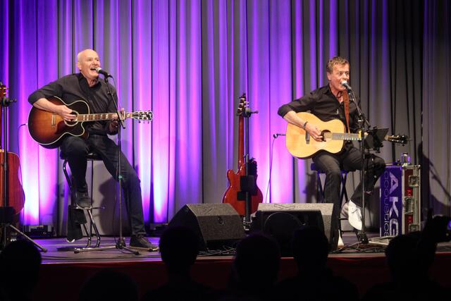 Herbert Pilz (l.) und Kurt Keinrath huldigten die Beatles mit Songs und Geschichten der Pilzköpfe. | Foto: RegionalmedienSteiermark/Hofmüller
