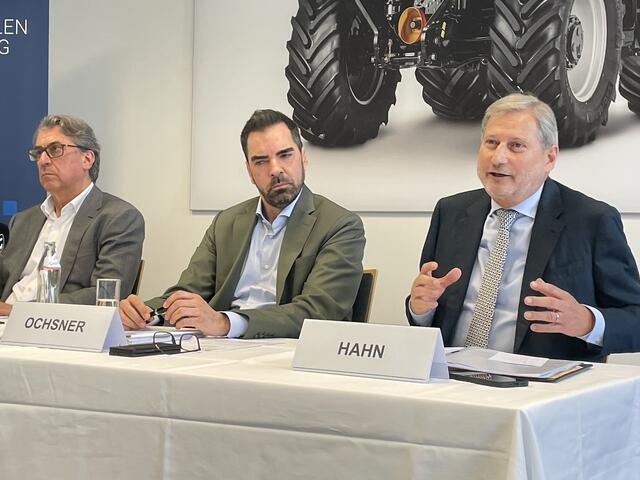 Pierer, Ochsner und EU-Kommissar Hahn diskutierten über Wettbewerbsfähigkeit, Überbürokratie und Leistungsbereitschaft in St. Valentin. | Foto: BRS/Auer