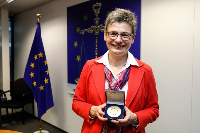 Monika Moßhammer mit 20-jähriger Dienstmedaille.  | Foto: Monika Moßhammer