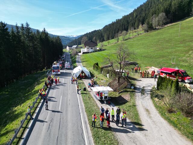Im Bild: Die Versorgung der Verletzten aus den Drohnenperspektive | Foto: Land Salzburg/Franz Schwaighofer