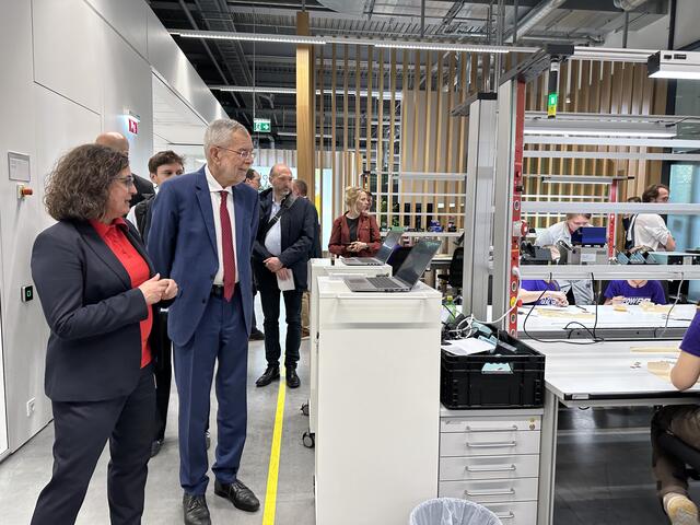 Der Österreichische Bundespräsident Alexander Van der Bellen besuchte das Unternehmen Fronius in Sattledt, um sich ein Bild über den Betrieb und die Produktion zu machen.