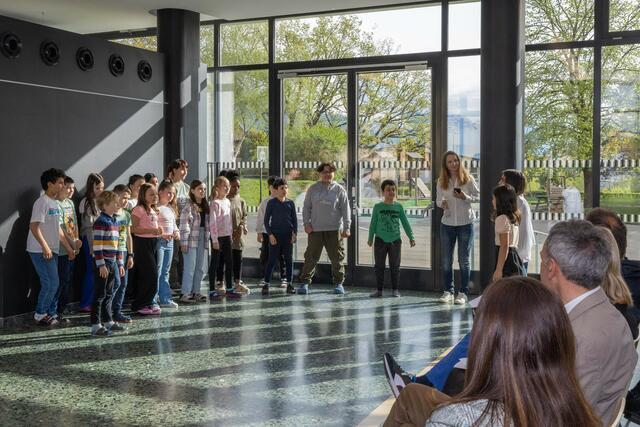 Die Volksschülerinnen und Volksschüler empfingen Bürgermeister Georg Willi und Stadträtin Elisabeth Mayr sowie die weiteren Gäste aus Politik und Verwaltung mit einem einstudierten Lied. | Foto: M. Darmann