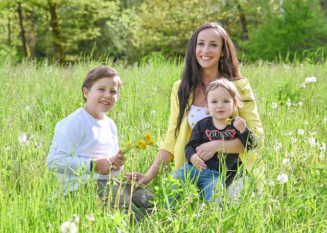 Unternehmerin Andrea Glinik - im Bild mit ihren Kindern Leon und Alexander - will ihr erfolgreiches Bettenfachgeschäft Gloria Schlaf weiter ausbauen. | Foto: Evelyn Hronek