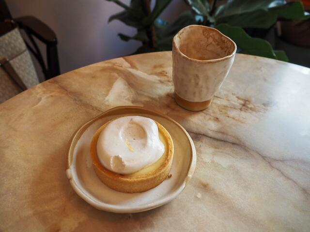 Serviert werden ihre Backkreationen auf handgemachten Keramiktellern. | Foto: Anna Rauchecker