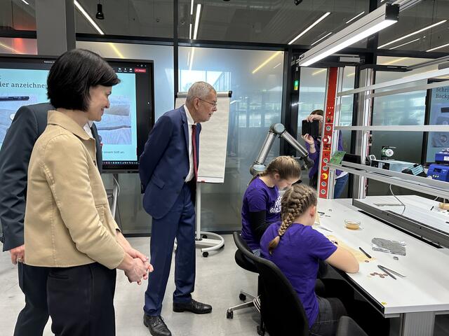 Der Österreichische Bundespräsident Alexander Van der Bellen besuchte das Unternehmen Fronius in Sattledt, um sich ein Bild über den Betrieb und die Produktion zu machen.