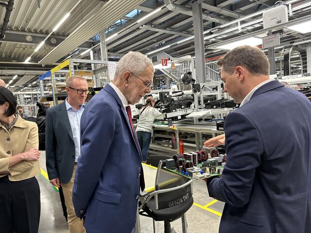 Der Österreichische Bundespräsident Alexander Van der Bellen besuchte das Unternehmen Fronius in Sattledt, um sich ein Bild über den Betrieb und die Produktion zu machen.