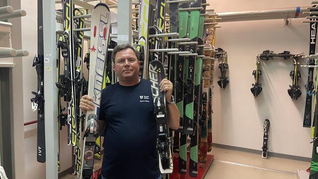 Ski in allen Größen hält Robert Haberreiter vom Skimagazin der Stadt Wien bereit. Diese können Schülerinnen und Schüler günstig ausleihen. | Foto: Kathrin Klemm/RMW