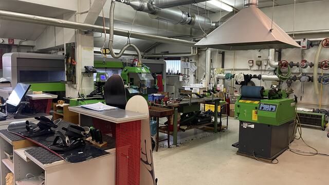 Rund 80 Ski werden pro Tag repariert und serviciert – und das von nur drei Mitarbeiter des Skimagazins. | Foto: Kathrin Klemm/RMW