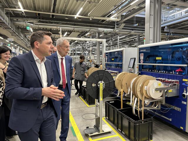 Der Österreichische Bundespräsident Alexander Van der Bellen besuchte das Unternehmen Fronius in Sattledt, um sich ein Bild über den Betrieb und die Produktion zu machen.