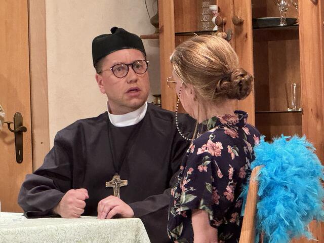 "Endlich san d’Weiber furt“ hieß das Stück, das die Arnreiter aufführten. | Foto: Theatergruppe Arnreit