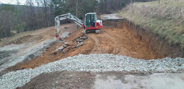 In mehrmonatigen, aufwändigen Arbeiten musste die abgerutschte Grenzstraße zwischen Tauka und Kuzma saniert werden. | Foto: Gemeinde Minihof-Liebau
