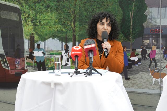 "Die Umgestaltung des Julius-Tandler_Platzes ist für unseren Bezirk ein Leuchtturmprojekt", so Ahmad.  | Foto: Maximilian Spitzauer