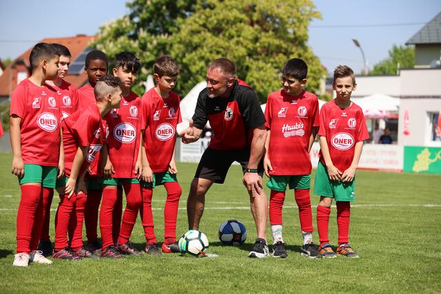 Die Stimmung ist gut: "Supercoach" Markus Berger motiviert die Arbeit mit jungen Nachwuchsspielern im Verein. | Foto: Reischl