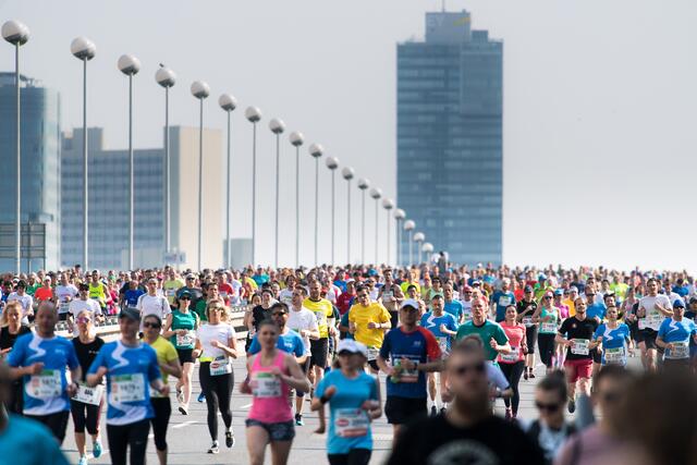 Der Vienna City Marathon hat erhebliche Auswirkungen auf den Öffi-Verkehr. Es kommt zu einer Reihe Betriebseinstellungen, Kurzführungen und Umleitungen. (Archiv) | Foto: VCM 2023/Michael Gruber